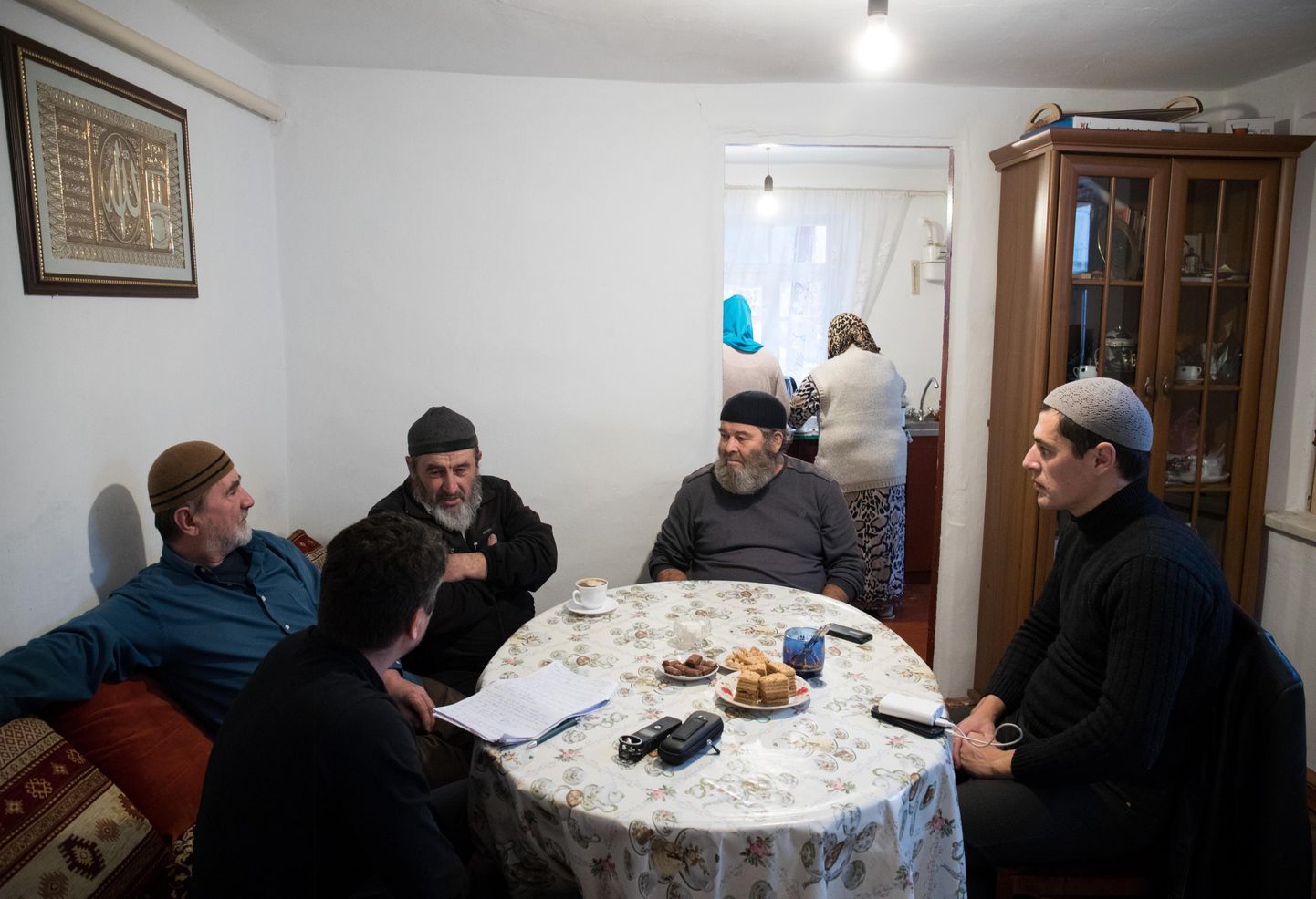 Bahtšisarai vanalinnas elavate krimmi-tatarlaste vanemad on kogunenud Remzi Zudievi (paremalt teine) koju. Temast vasakul istub kohalike üks peamisi eestkõnelejaid Enver Seitmemetov ning temast omakorda vasakul kuulab teda Sijar Gofarov. Kõige parema istub noorema rahva aktivist Ahmat Suleimanov. Remzi Zudievil on harukordselt vedanud, sest temal õnnestus Kesk-Aasiast naasmise järel osta tagasi oma vanavanemate maja. Esivanemate majas elavad vähesed krimmi-tatarlased. Naised valmistavad samal ajal köögis külalistele pirukaid.