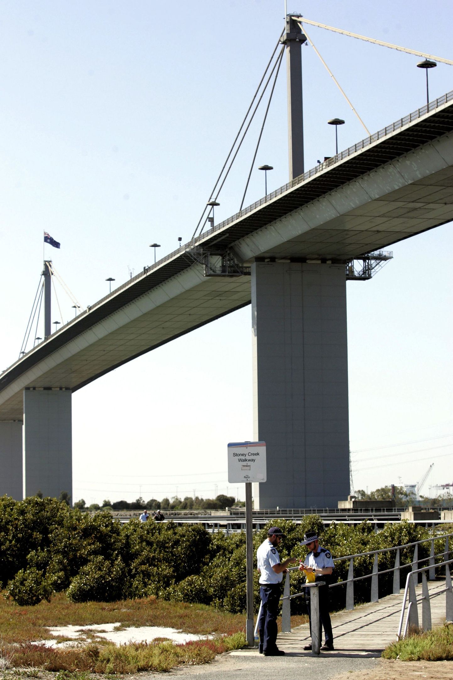 Melbourne`i West Gate`i sild, millelt isa oma tütre alla viskas