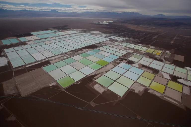 Need liitumikaevanduse basseinid Atacama kõrbes Tšiilis ei pruugi kaduda kuhugi, kui termotuumaenergia kasutusele võetakse. Vastupidi – lisaks akutööstusele hakkab neile varudele pretendeerima ka energiatööstus.