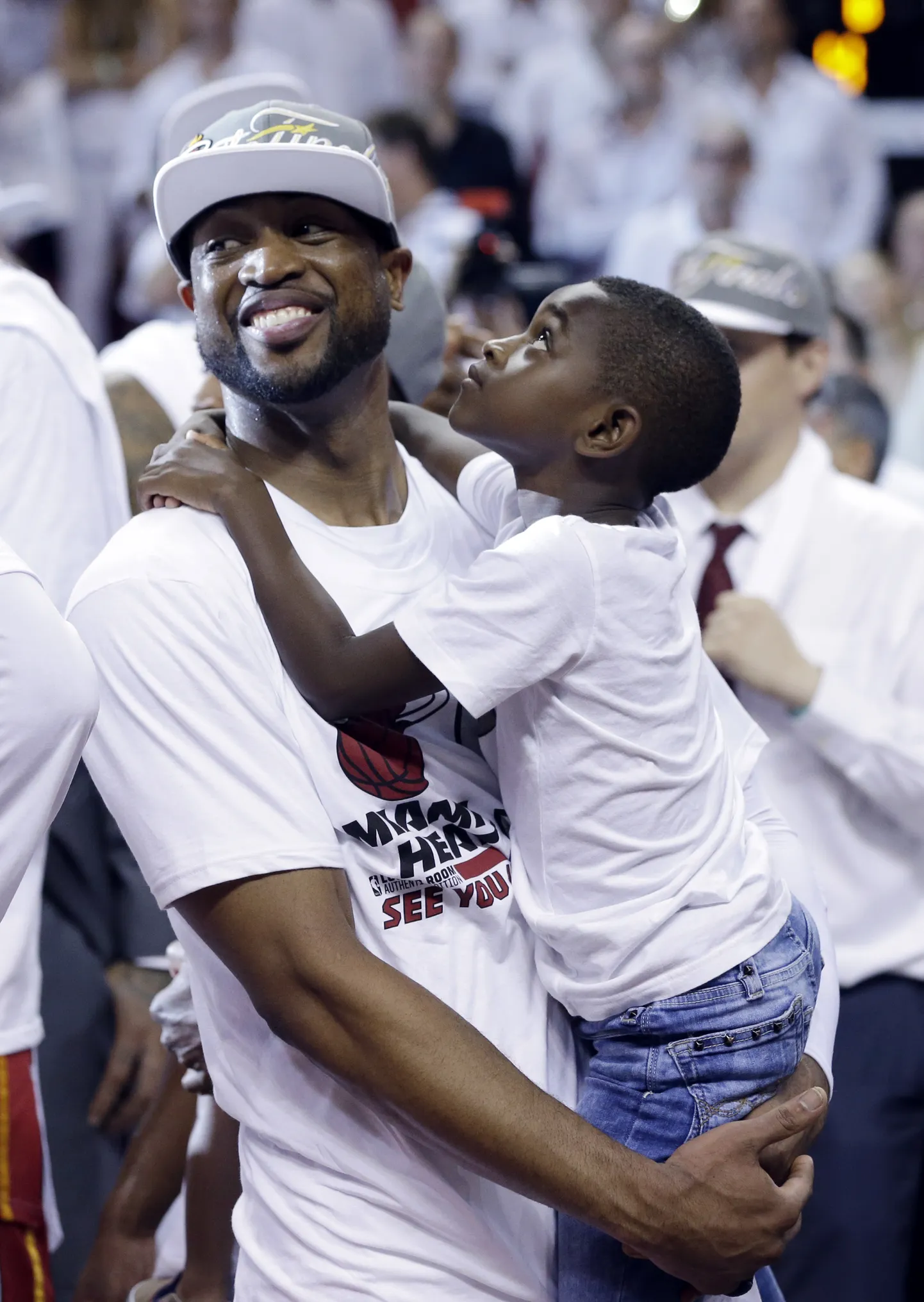 Endine korvpallitäht Dwyane Wade hoiab oma poega Zionit.  Viis aastat hiljem on Zionist saanud Zaya.