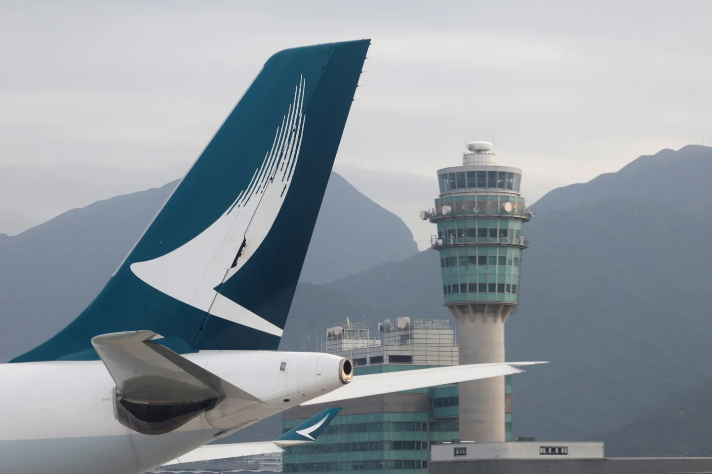 Cathay Pacific peatab kaubalennud
