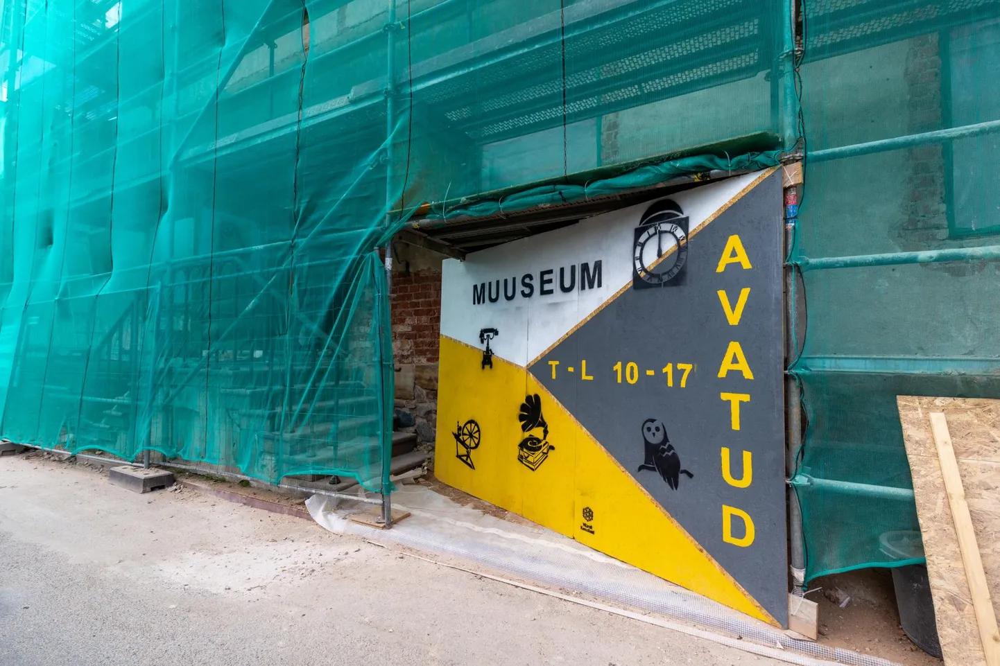 Eelmisest nädalast saadik on Viljandi muuseumi ees suur silt, mis annab inimestele teada, et muuseumisse pääseb ka renoveerimise ajal.