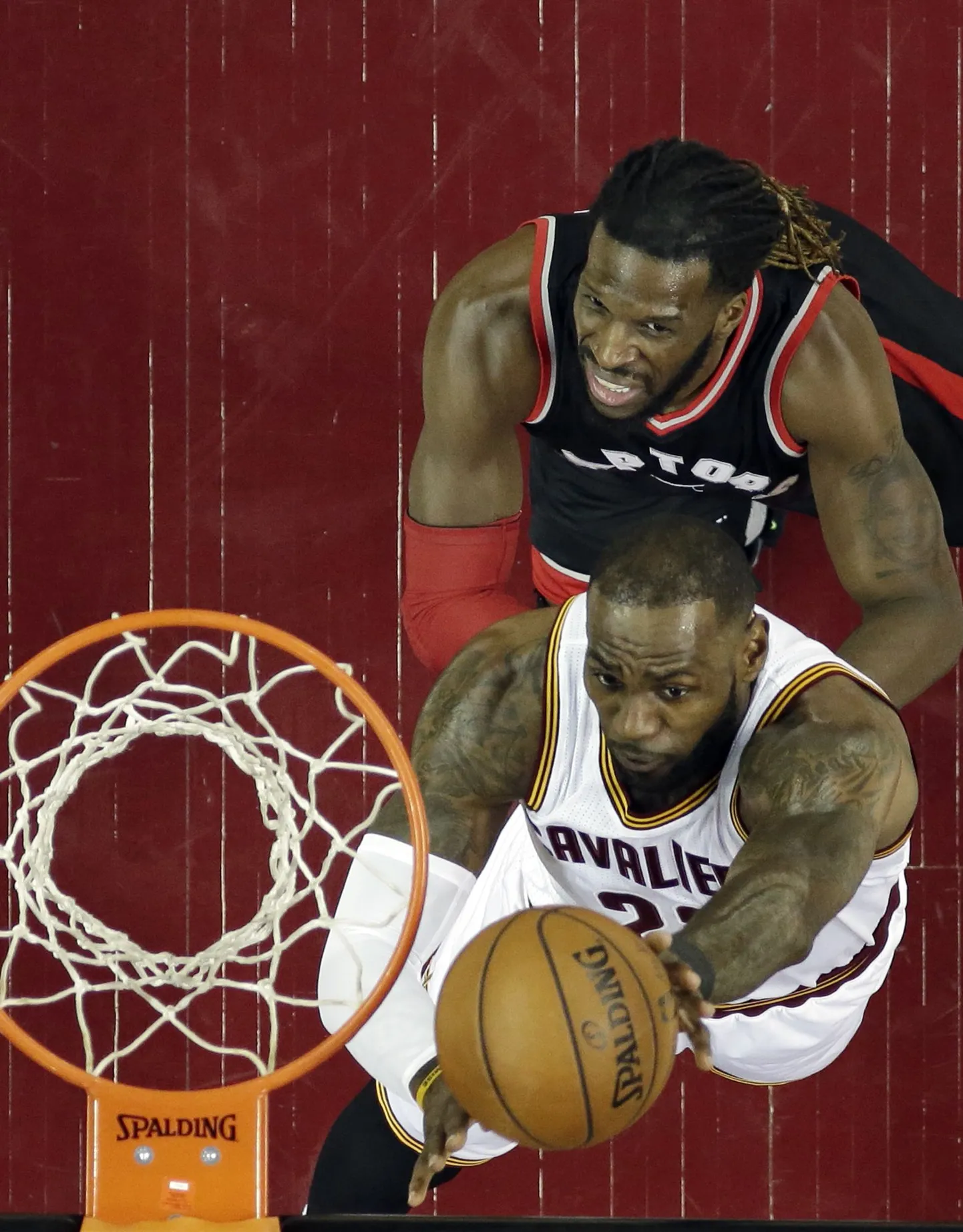 LeBron James (palliga) kohtumises Toronto Raptorsi vastu.
