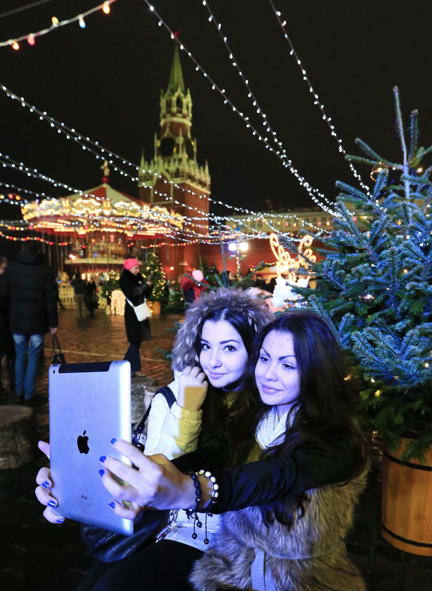 Selfie ehk pilt endast toob naisele tutvumisportaalis pulsspunkte, kuid koos sõbrannaga pildile jäämine mõjub jällegi kehvasti.
