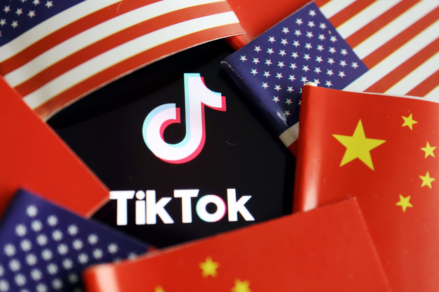 Illustreeriv pilt TikToki logo ning USA ja Hiina lippudega.