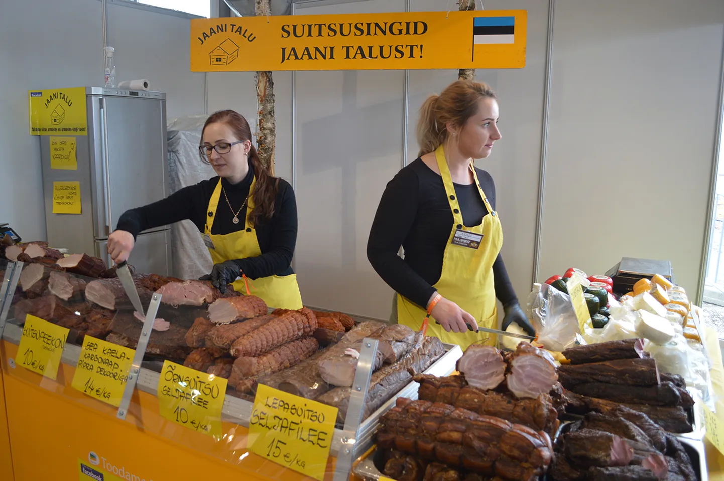 Maamessil kaupleb Jaanitalu singivabriku perenaine Maarja Kristjuhan (vasakul) 21 tootega, müüjana on tal abis Ketlin Alavälja.