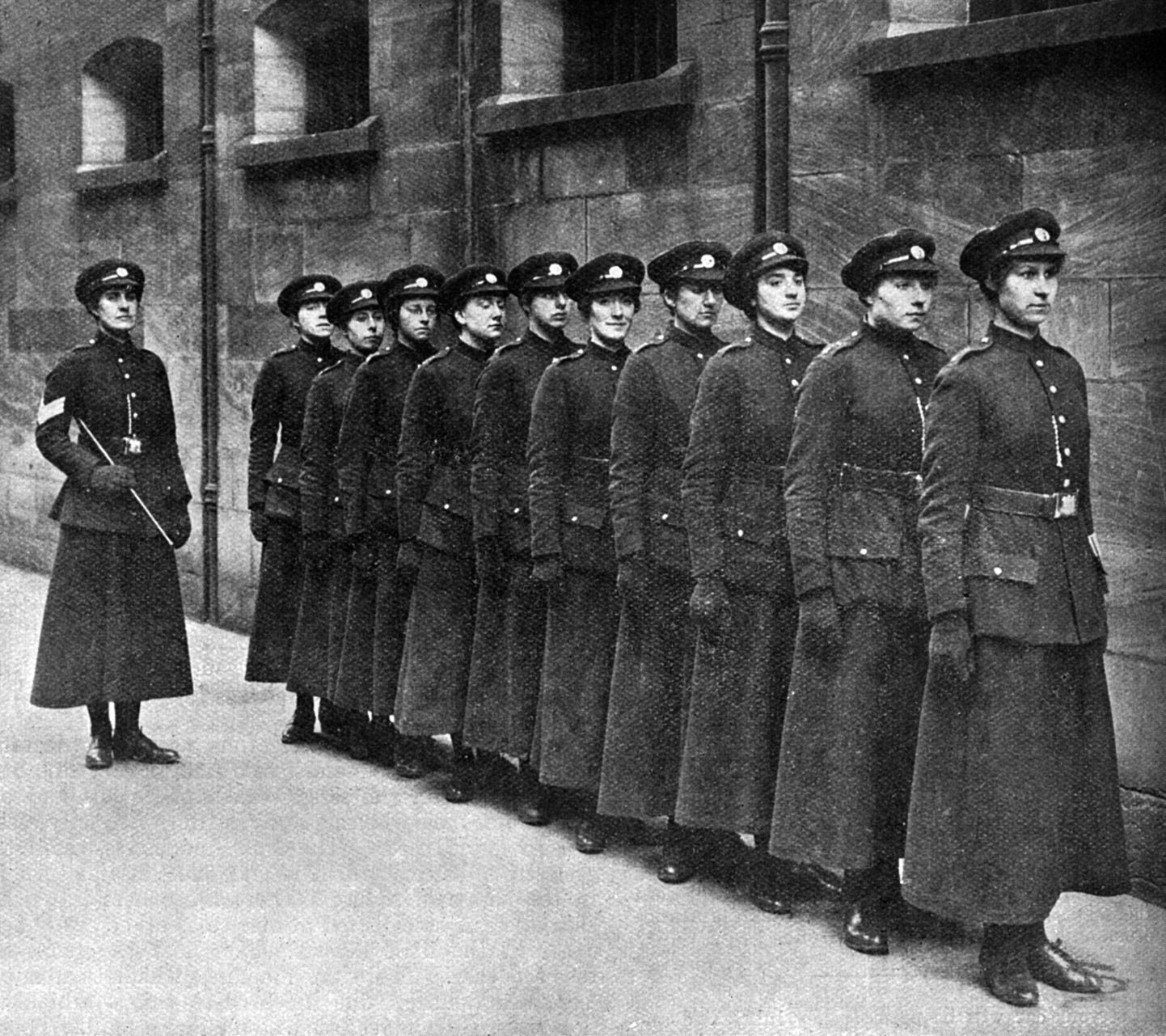 Naispolitseinikud Esimene maailmasõja ajal - just see on üks ameteid, kuhu tahtsid naasta ridelt tulevad mehed.