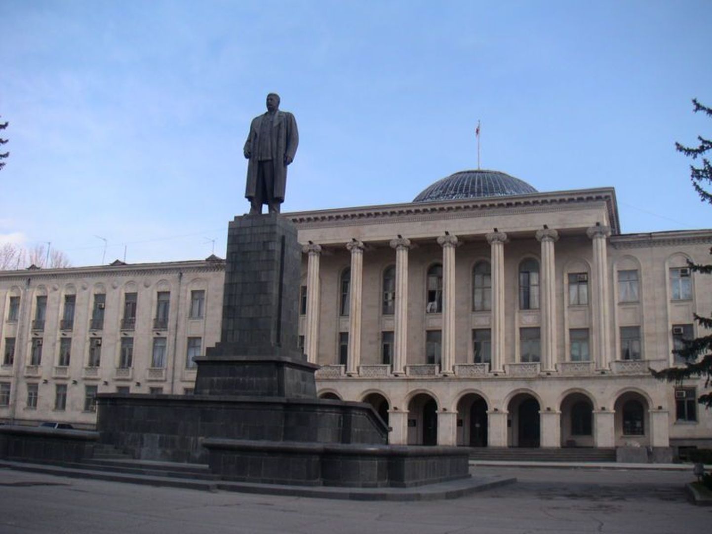 See diktaator Jossif Stalini kuju seisis Gori linnavalitsuse ees veel selle aasta algul. Nüüdseks on see Vikipeedia andmetel sealt ära viidud.