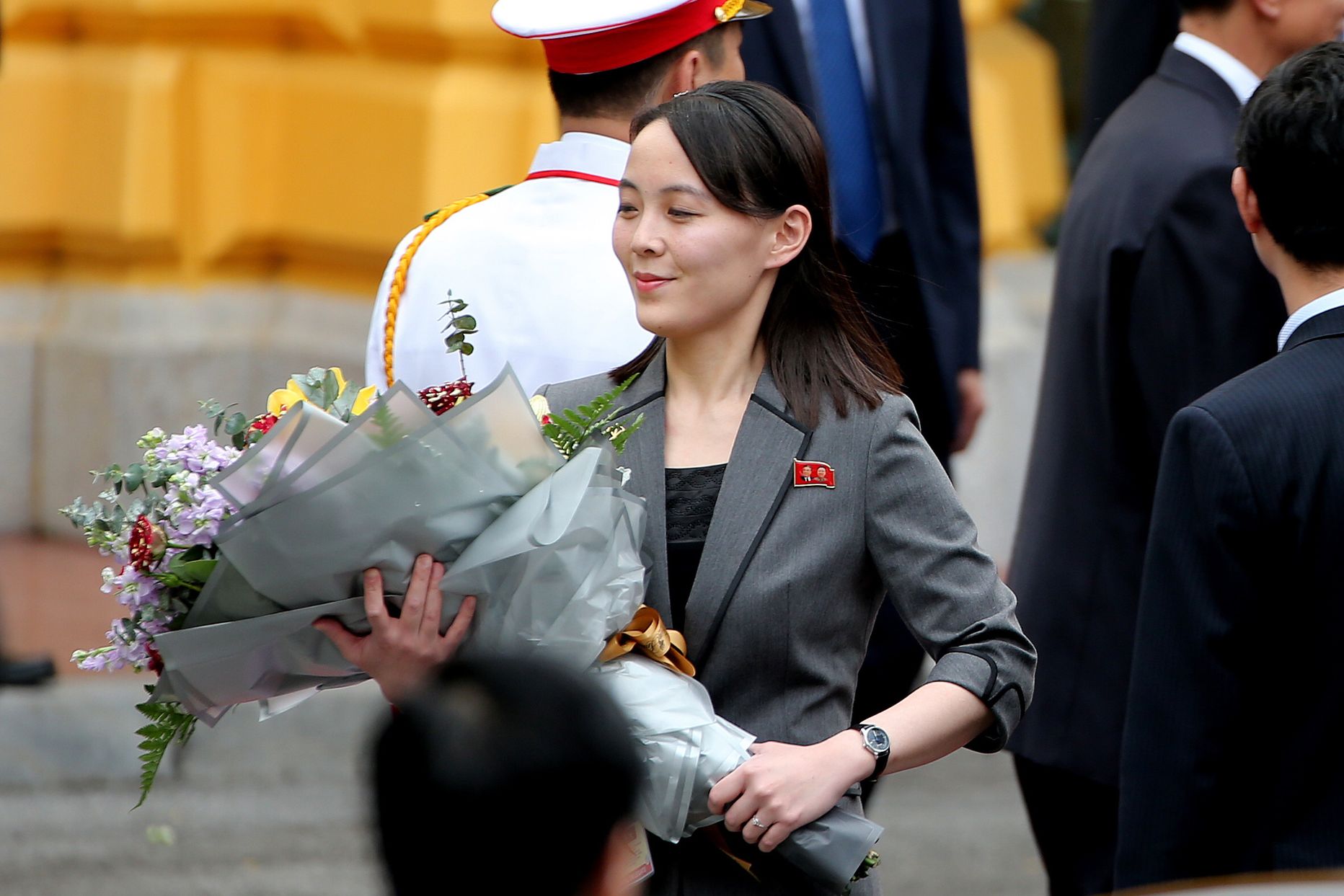 Põhja-Korea liidri Kim Jong-uni õde Kim Yo-jong buketiga 1. märtsil 2019 Vietnamis Hanois, kus ta venda välisvisiidil saatis