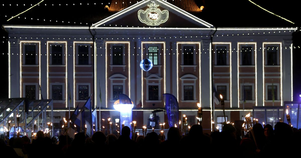 VIDEO ⟩ Tõrvikurongkäigule tõi osalejaid isamaalisus ning ühtehoidvus (9)