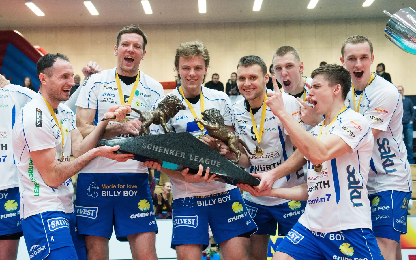 Schenkeri lõvide viimane omanik on Tartu Bogbank. Rändtrofee siiski nende juurde ei jää, vaid leiab koha alaliidus või muuseumis.