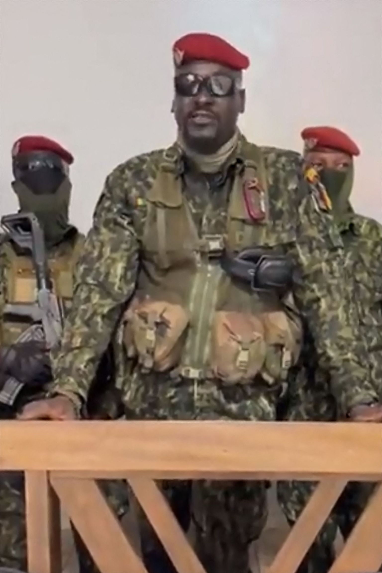 Guinea erivägede kolonel Mamadi Doumbouya esinemas pärast presidendi kinnivõtmist ja riigi piiride sulgemist.