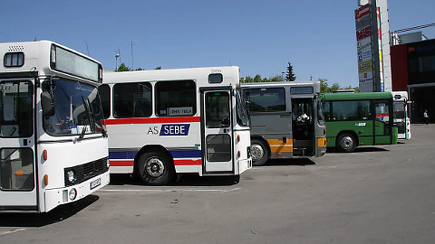 Kuigi 1. veebruarist pidanuks maakonnaliinidel olema uued riigi soetatud bussid, teenindatakse sõitjaid siiamaani vanade bussidega, mistõttu bussiliikluse toetamiseks kulub ka rohkem raha, kui oli ette nähtud.