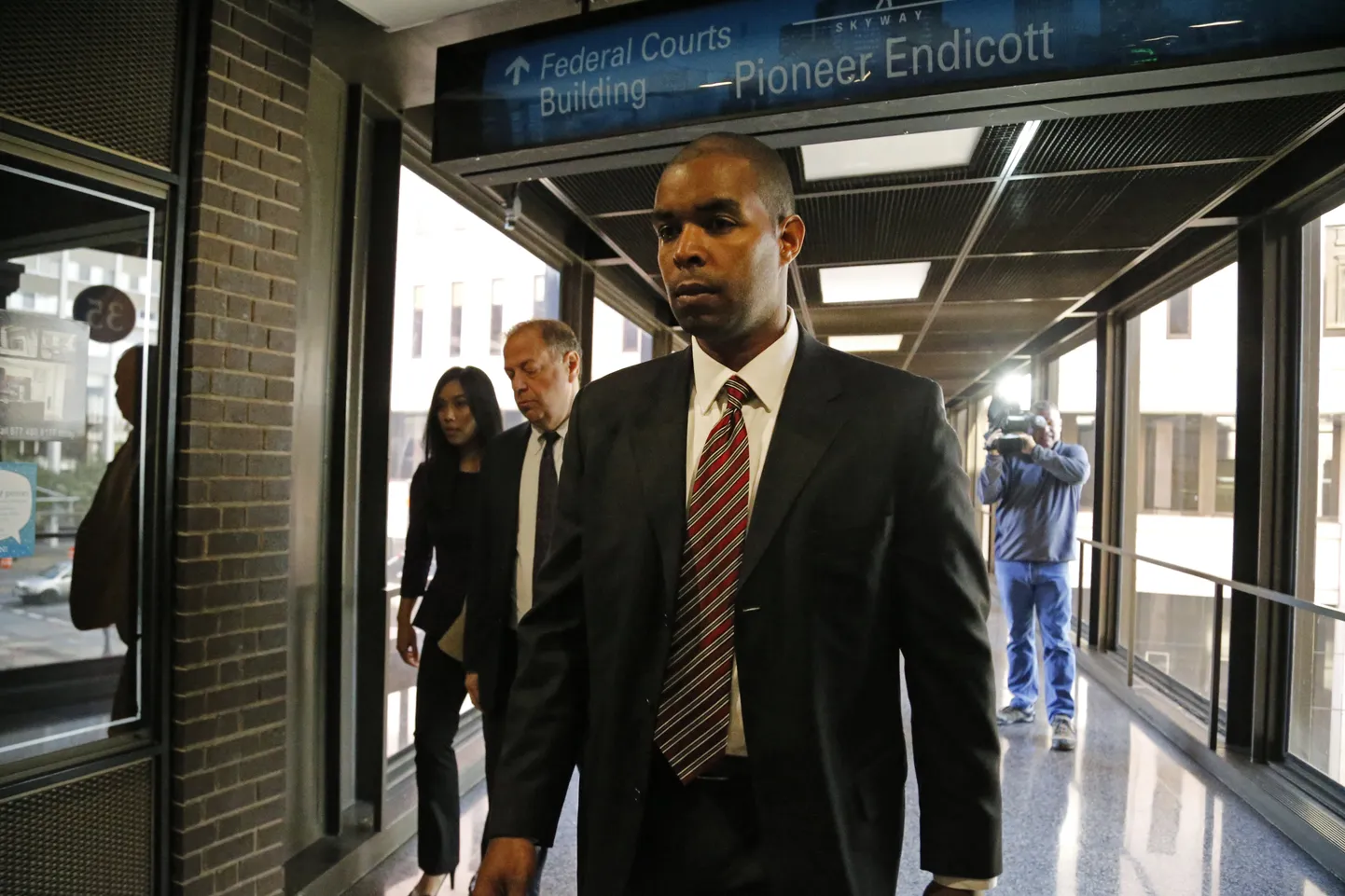 Endine FBI agent Terry Albury kohtusaalist lahkumas.