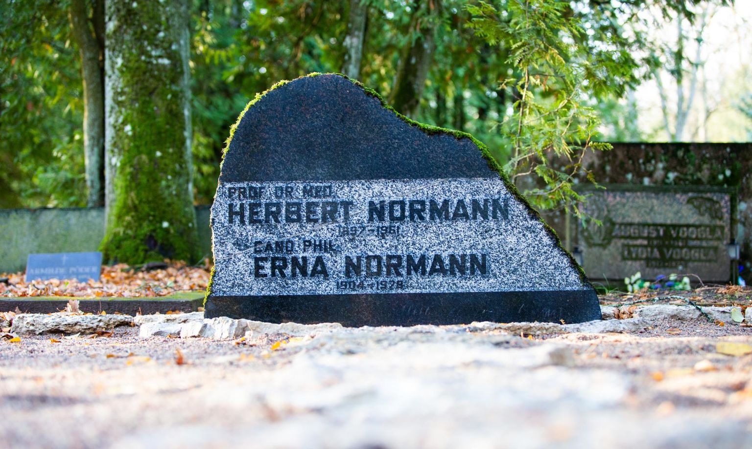 Herbert ja Erna Normanni hauakivi Raadi kalmistul.
 