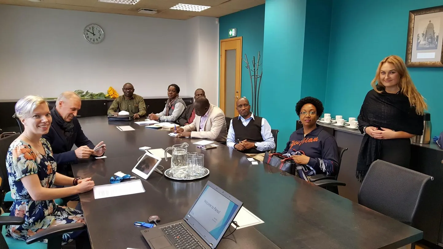 Uganda kuueliikmeline delegatsioon külastas täna ennelõunal Pärnu linnavalitsust. Abilinnapea Marko Šorin ja infospetsialist Birgit Sild tutvustasid välismaalastele lähemalt Pärnut ning linnavalitsuse e-teenuseid ja dokumendihaldust.