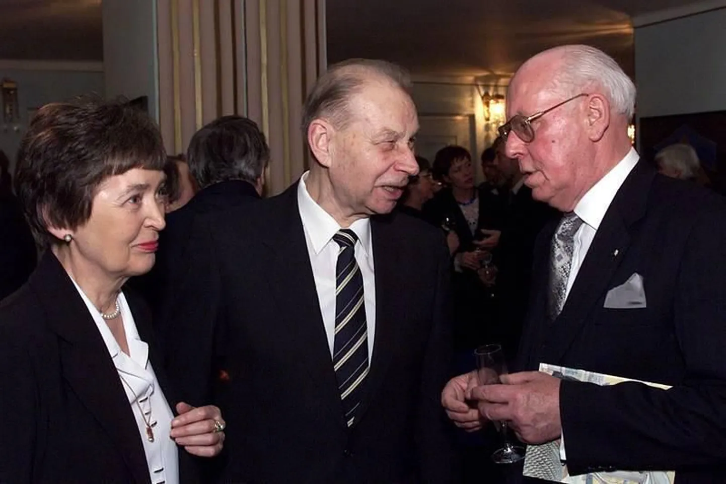 Владимир Беэкман и его супруга Эме с президентом Леннартом Мери. Фото 2000 года.
