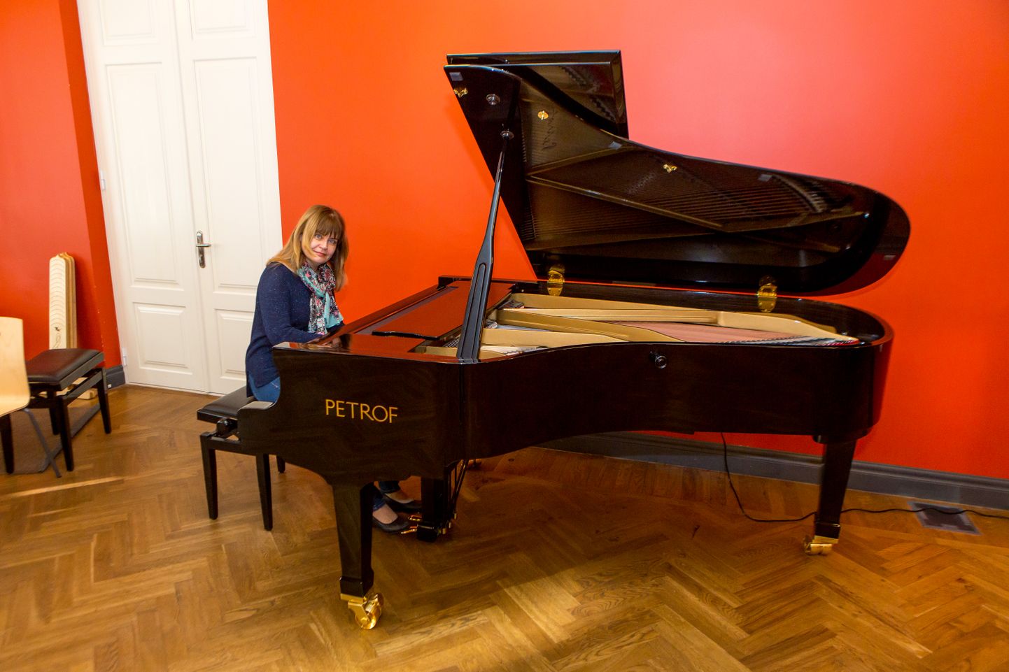 SÄRAVA KÕLAGA: Klaveriõpetaja Katre Roolaht demonstreeris Saarte Häälele uue Petrofi kõlapilti vaba improvisatsioonilise helirännakuga.