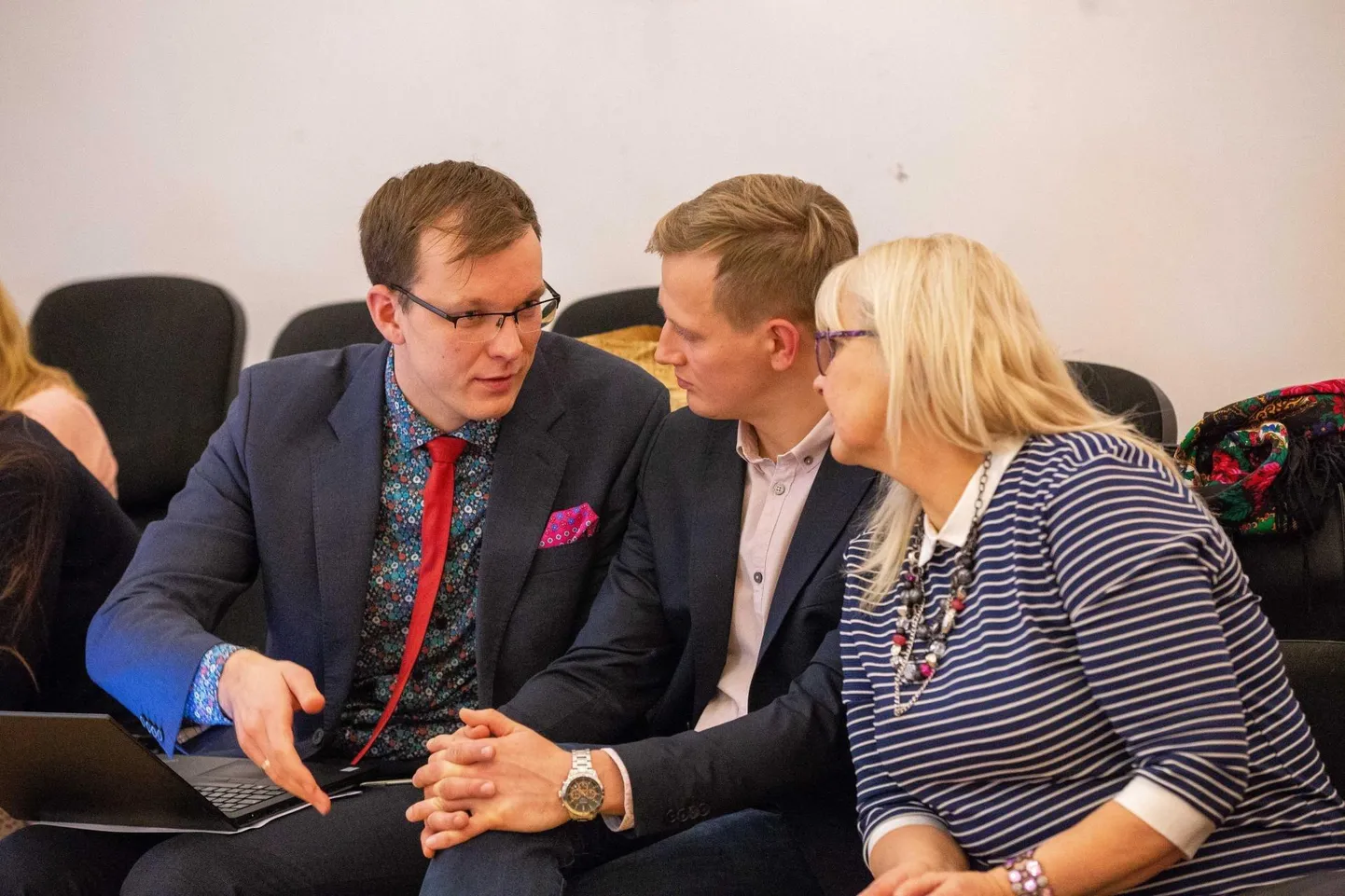 Rait Pihelgas ja Järva valla abivallavanemad Toomas Tammik ning Tiina Oraste.