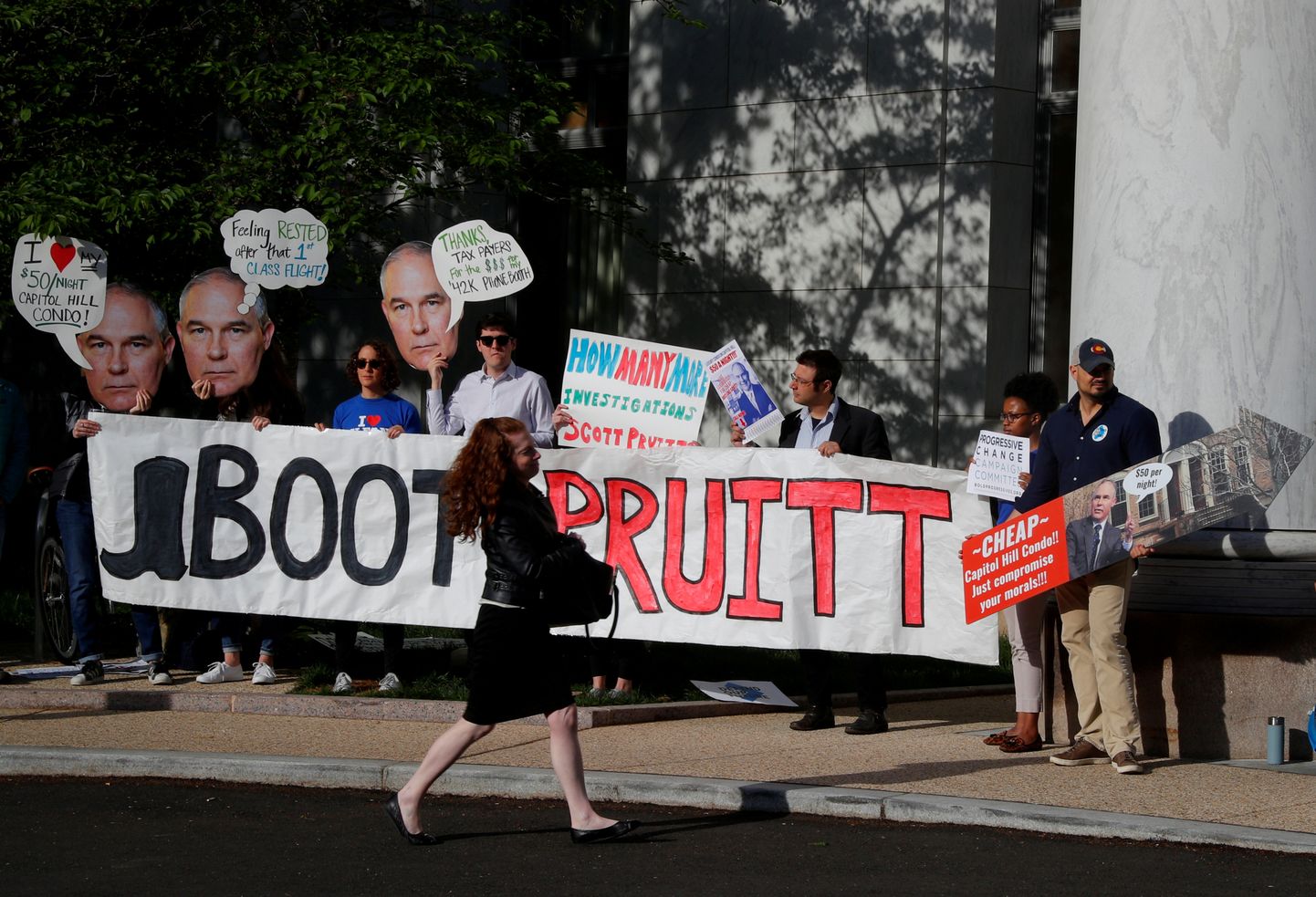 Scott Pruitti lahkumist nõudvad meeleavaldajad Washingtonis.
