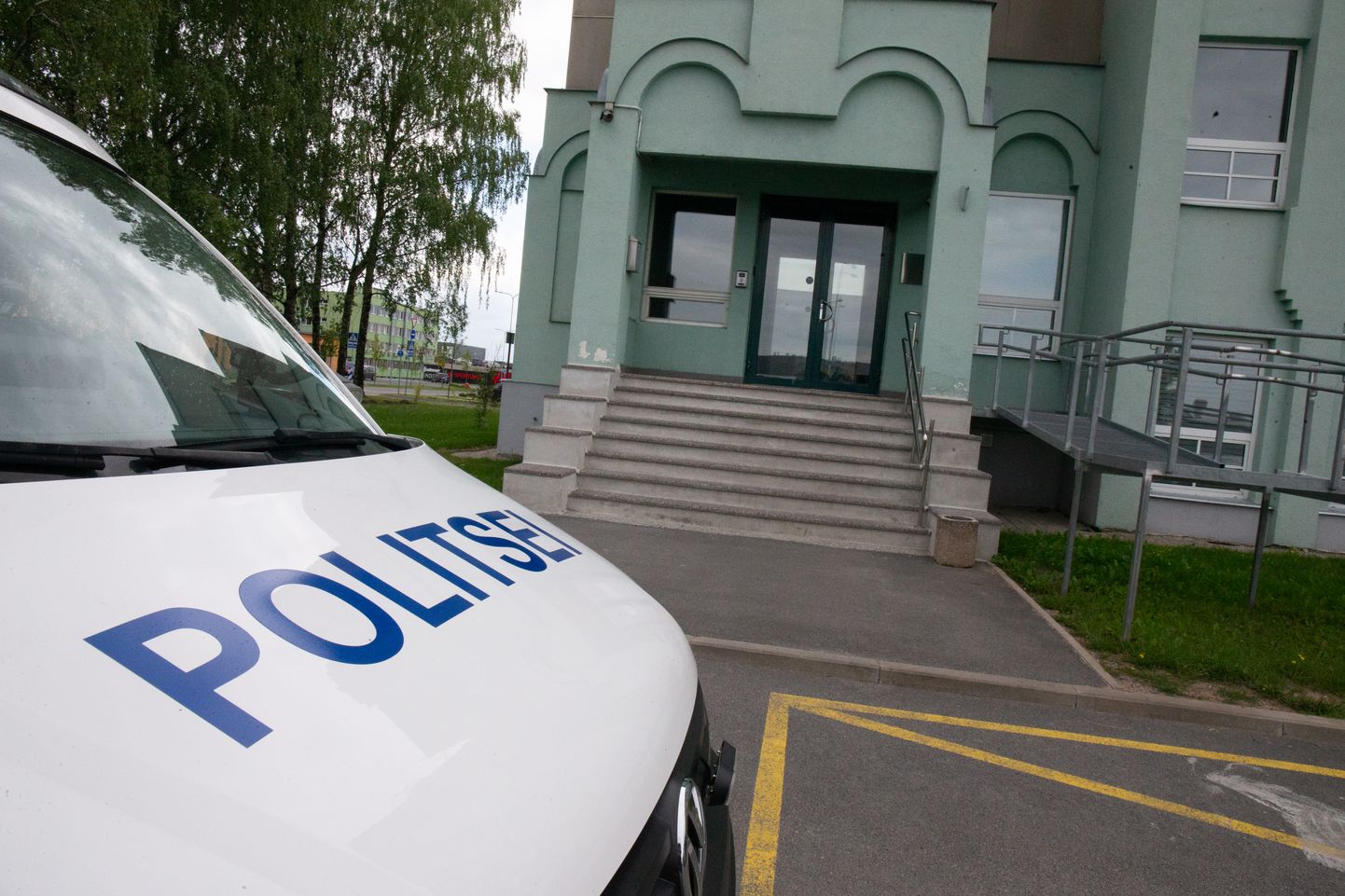 Politsei Tartu arestimaja ees.