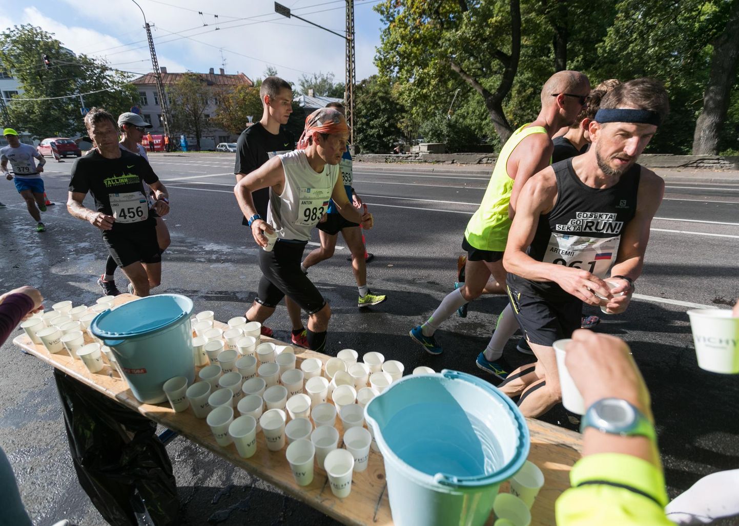 Joogipunkt Tallinna maratonil viis aastat tagasi. Vett on lauda veetud lausa ämbritega.