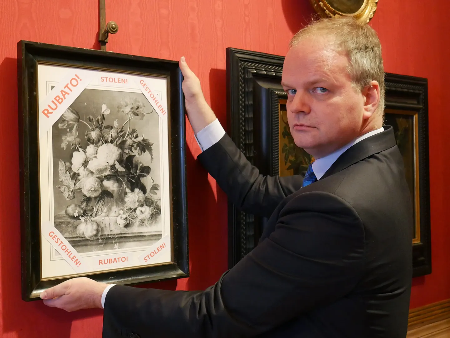 Uffizi galerii direktor Eike Schmidt fotoga Jan van Huysumi maalist «Vaas lilledega». Tema kinnitusel jääb mustvalge jäädvustus meistriteosest galerii seinale seni, kuni maali originaal tagastatakse muuseumile.