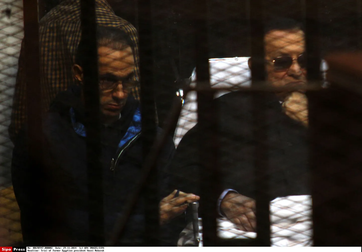 Egiptuse ekspresdent Hosni Mubarak with koos oma poja Gamal Mubarakiga Kairo kohtumajas 2013. aasta suvel.