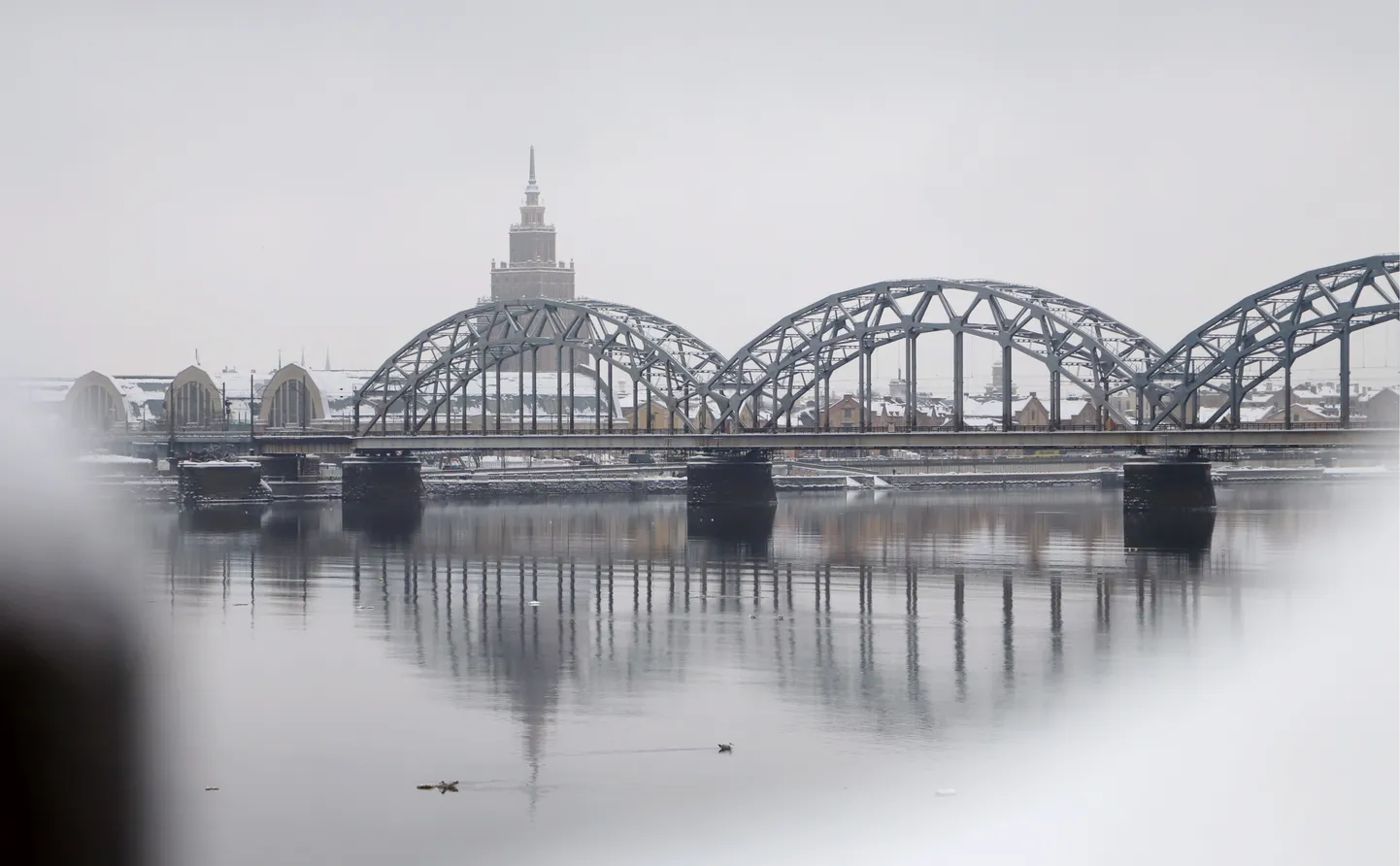 Dzelzceļa tilts pār Daugavu.