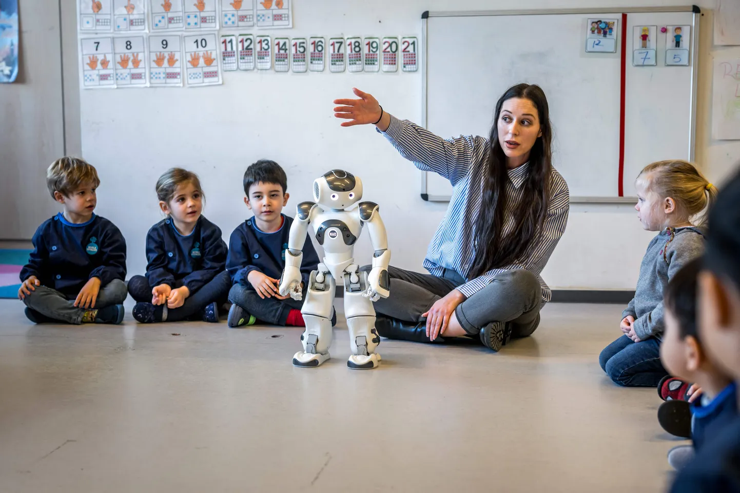 Õpetaja Eve L'Eplattenier ja koolieelikud suhtlevad 23. veebruaril 2024 Lääne-Šveitsis Lausanne'is asuvas Šveitsi Föderaalse Tehnoloogiainstituudi ülikoolilinnakus asuvas lasteaias La Nanosphere hariva ja interaktiivse roboti Naoga. Teadlaste uuring kinnitab, et lapsed võivadki roboteid usaldada kohati rohkem kui inimesi. Illustreerival pildil olijad pole mainitud uuringuga seotud.