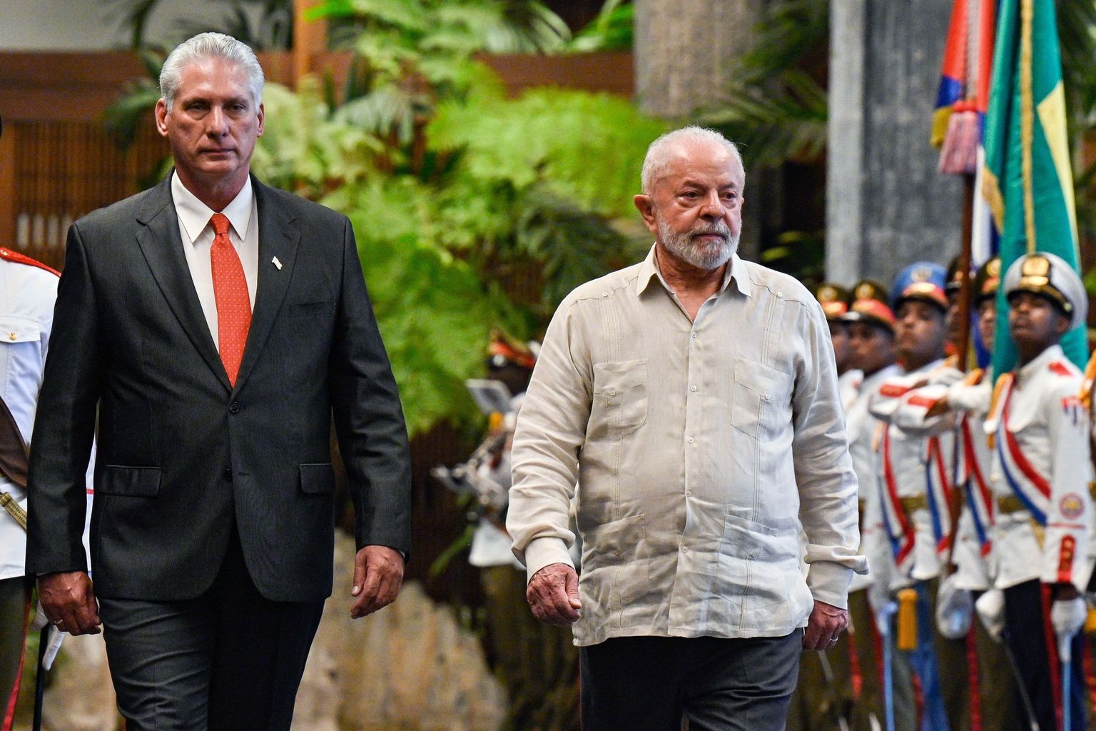 Kuuba president Miguel Díaz-Canel (vasakul) ja Brasiilia riigipea Luiz Inácio Lula da Silva.