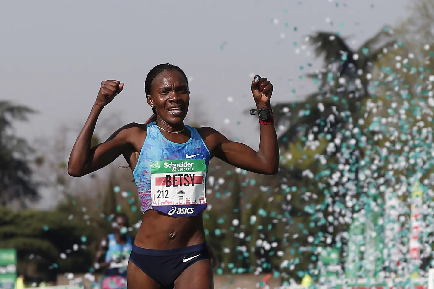 Betsy Saina võitmas 42. Pariisi maratoni.
