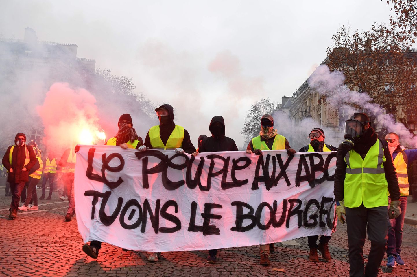 Parīzē turpinās protesti pret augstajām degvielas cenām