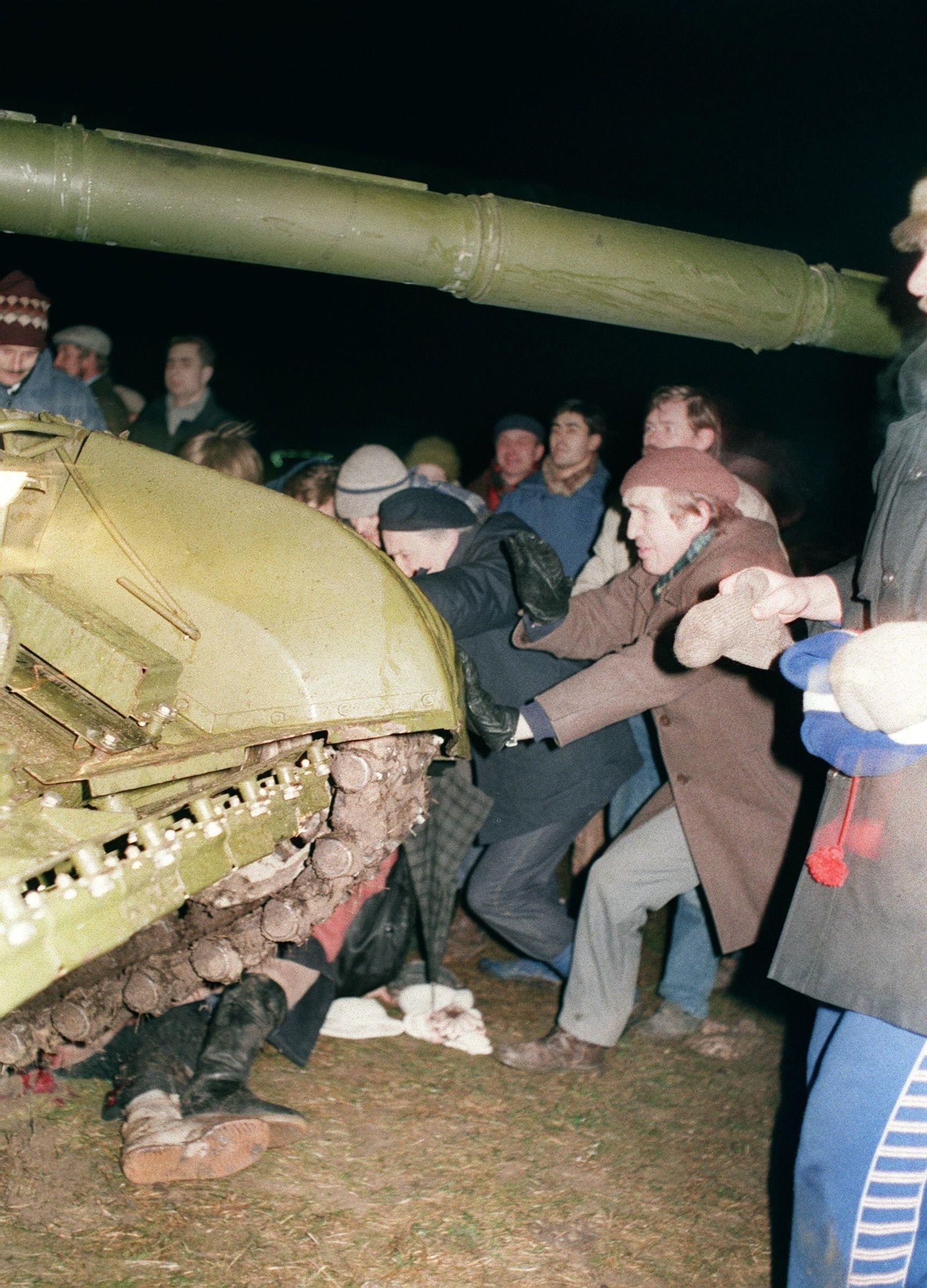 Foto Nõukogude vägede rünnakust Vilniuse teletornile tabas hetke, kui tanki roomikute alla jäi mitu inimest. Tagantjärele on see pilt saanud verise öö sümboliks, aga ka Kremli rünnakute sihtmärgiks. Eriti teevad piltnikule haiget väited, et tegemist oli lavastusega. 