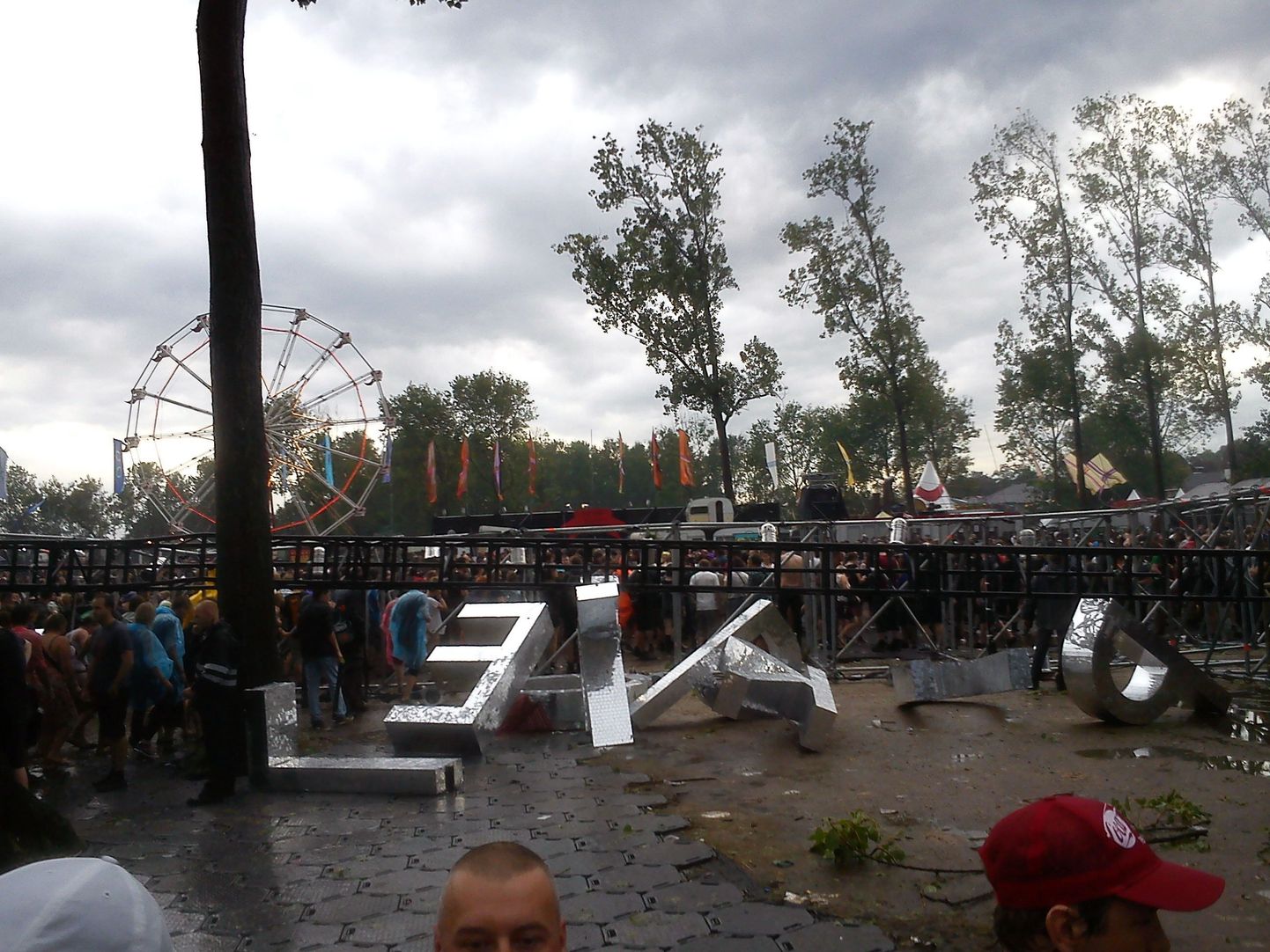 Belgias toimunud Pukkelpop festivalil varises tormi tõttu kokku kaks lava, mille tõttu sai esialgsete teadete kohaselt surma neli inimest