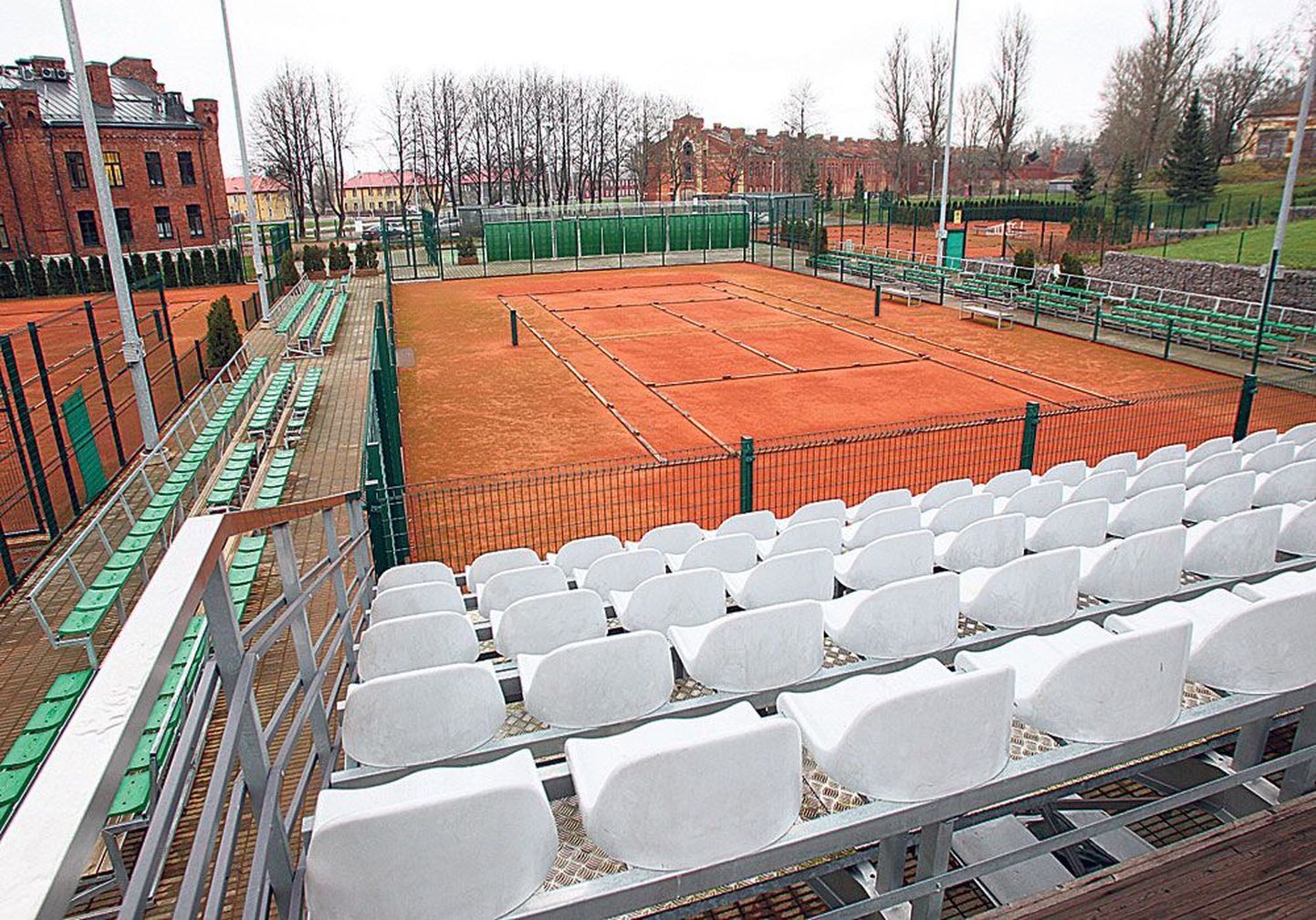 Теннисный центр на улице Марси состоит из шести теннисных кортов и главной площадки.