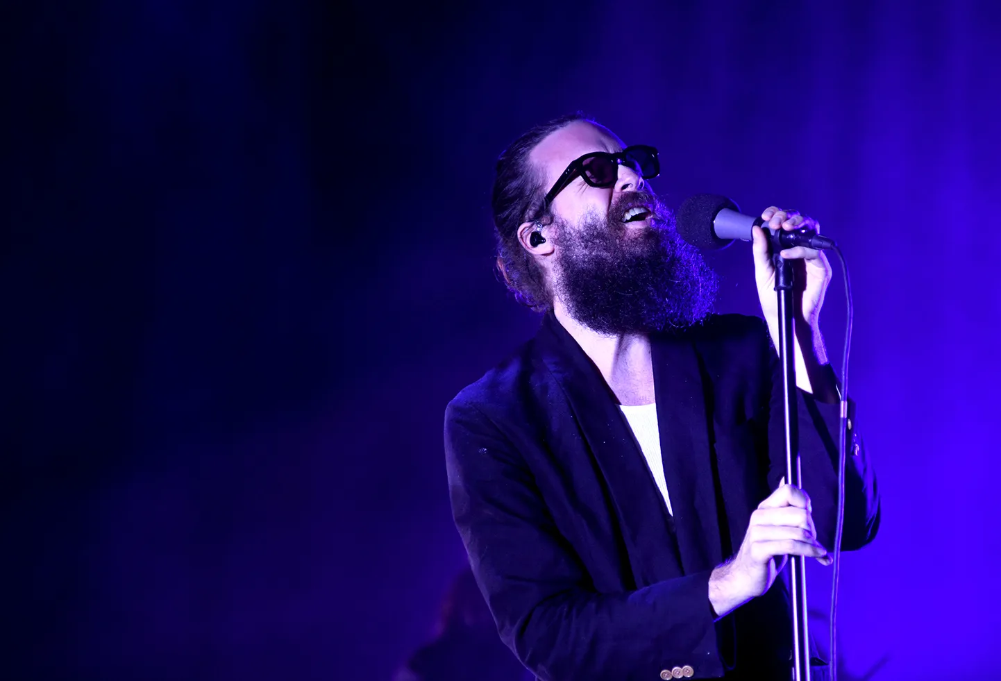"Father John Misty" saviļņo koncertzāli "Palladium"