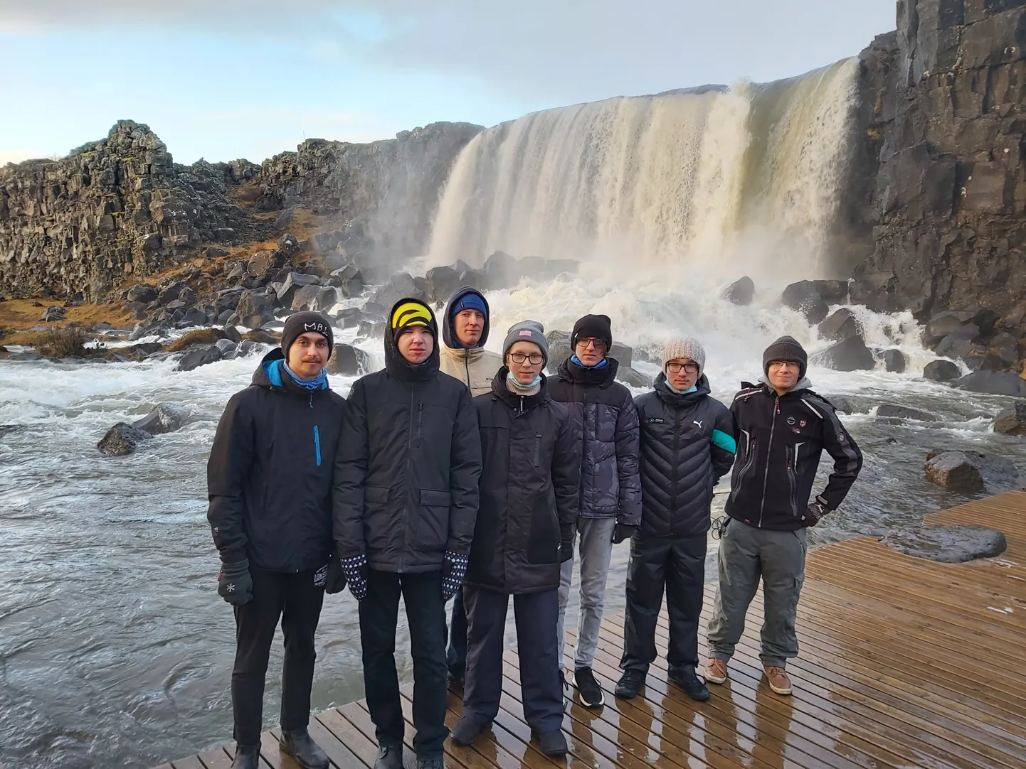 Eesti võistkond koos juhendajatega Öxarárfoss veejoa juures.