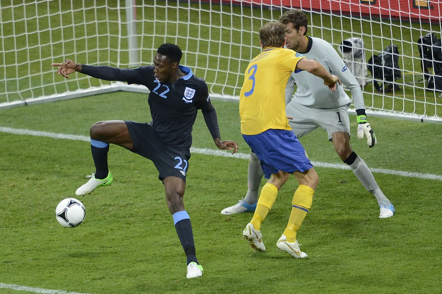 Jalgpalli EMi D-alagrupi mäng Rootsi ja Inglismaa vahel pakkus kuhjaga põnevust. Väravaterohke mängu võitsid lõpuks 3:2 inglased.