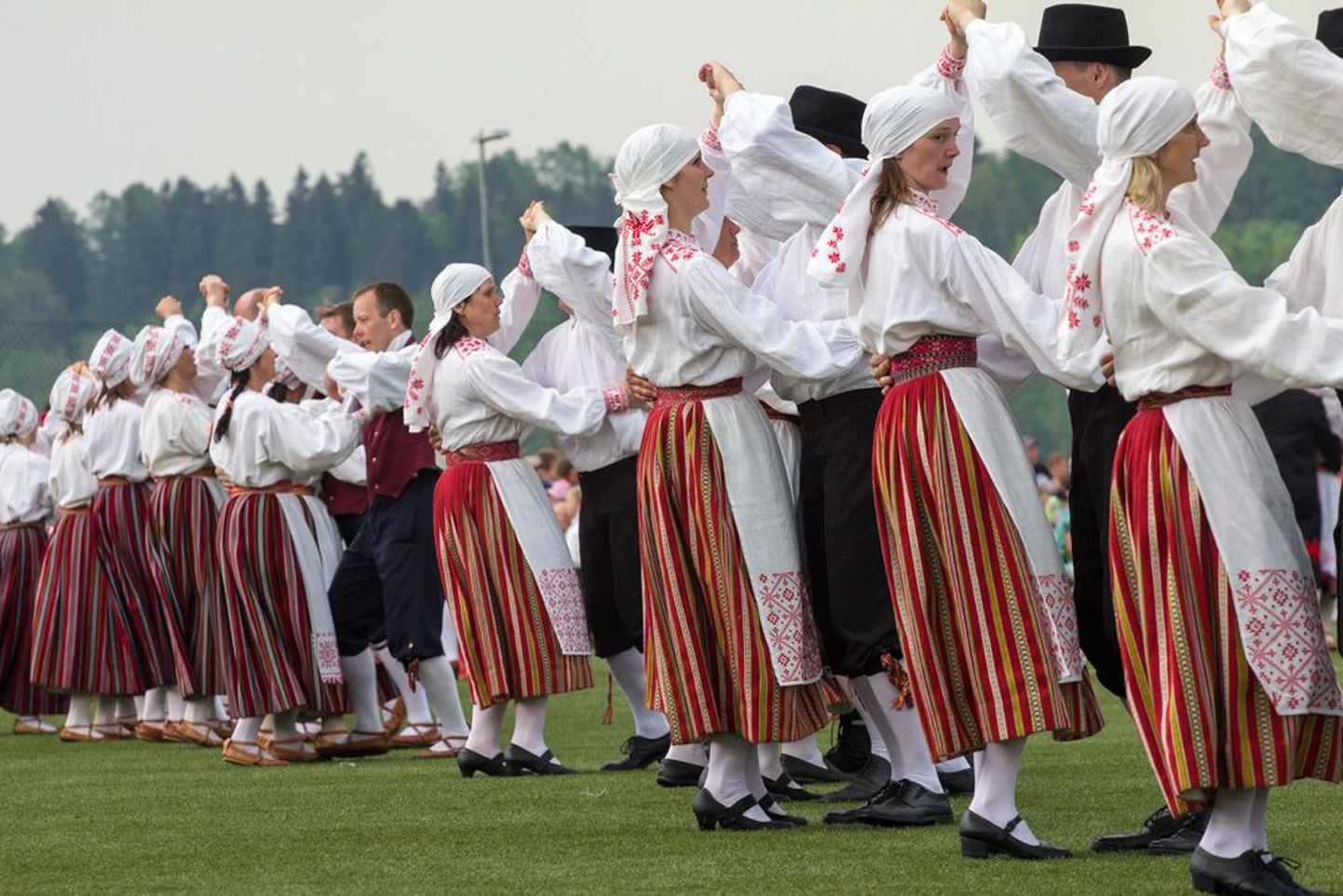 Tänasel maakonna tantsupeol Viljandis, mis peeti Sakala mängude ühe osana, lõi kaasa tuhatkond suurt ja väikest tantsijat.