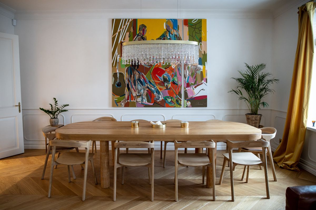 Anna Litvinova maal teeb koostööd massiivse tammepuust laua ning luksusliku lühtriga elutoas. Moelooja Marilin Sikkali kaunis kodu.
