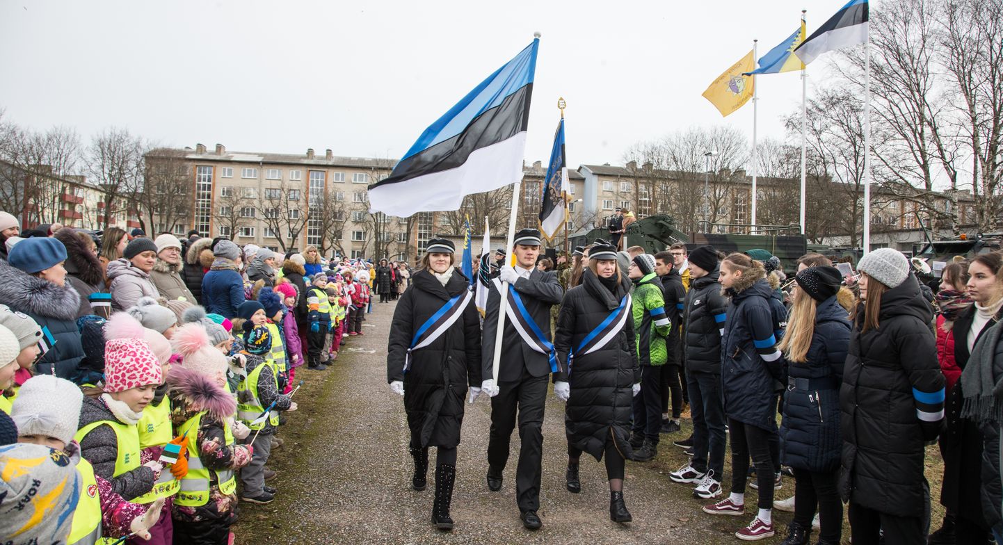 Kohtla-Järve gümnaasium ja slaavi põhikool korraldasid reedel Eesti 102. sünnipäeva puhul kooli staadionil väliaktuse, kus osalesid lasteaialapsed ja linnarahvas.