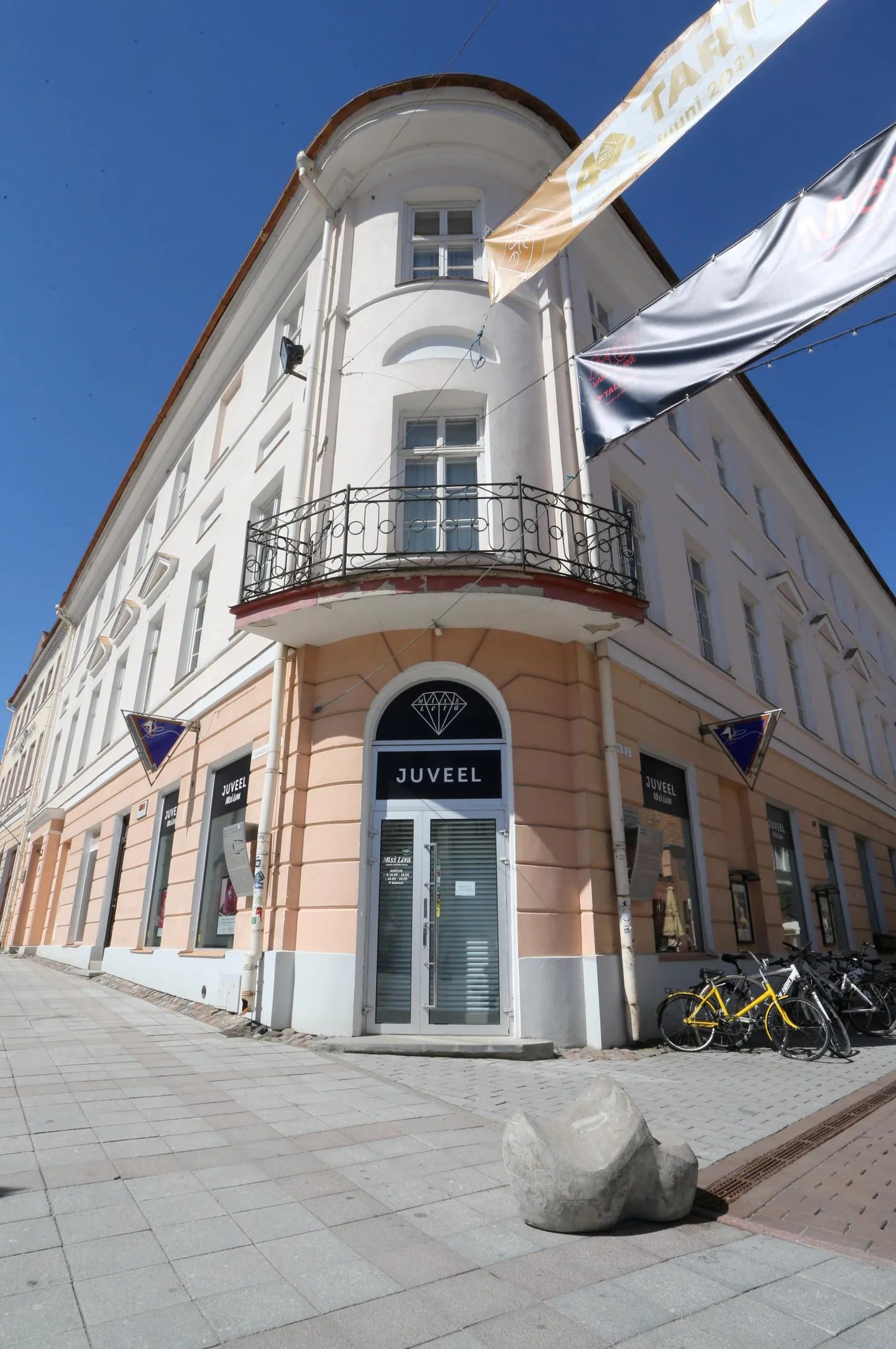 Raekoja platsil pikalt kaubelnud Juveel on töö lõpetanud. Ühe endise töötaja sõnul tegutses juveelipood juba enne 1940. aastat.