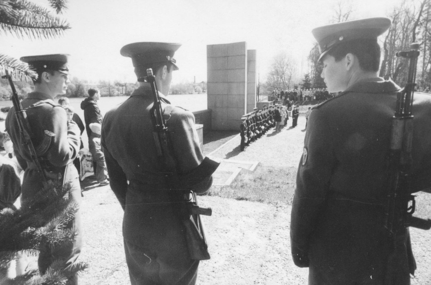 Nõukogude sõdurid Tartus Raadil Nõukogude armee sõdurite mälestusmärgi juures.