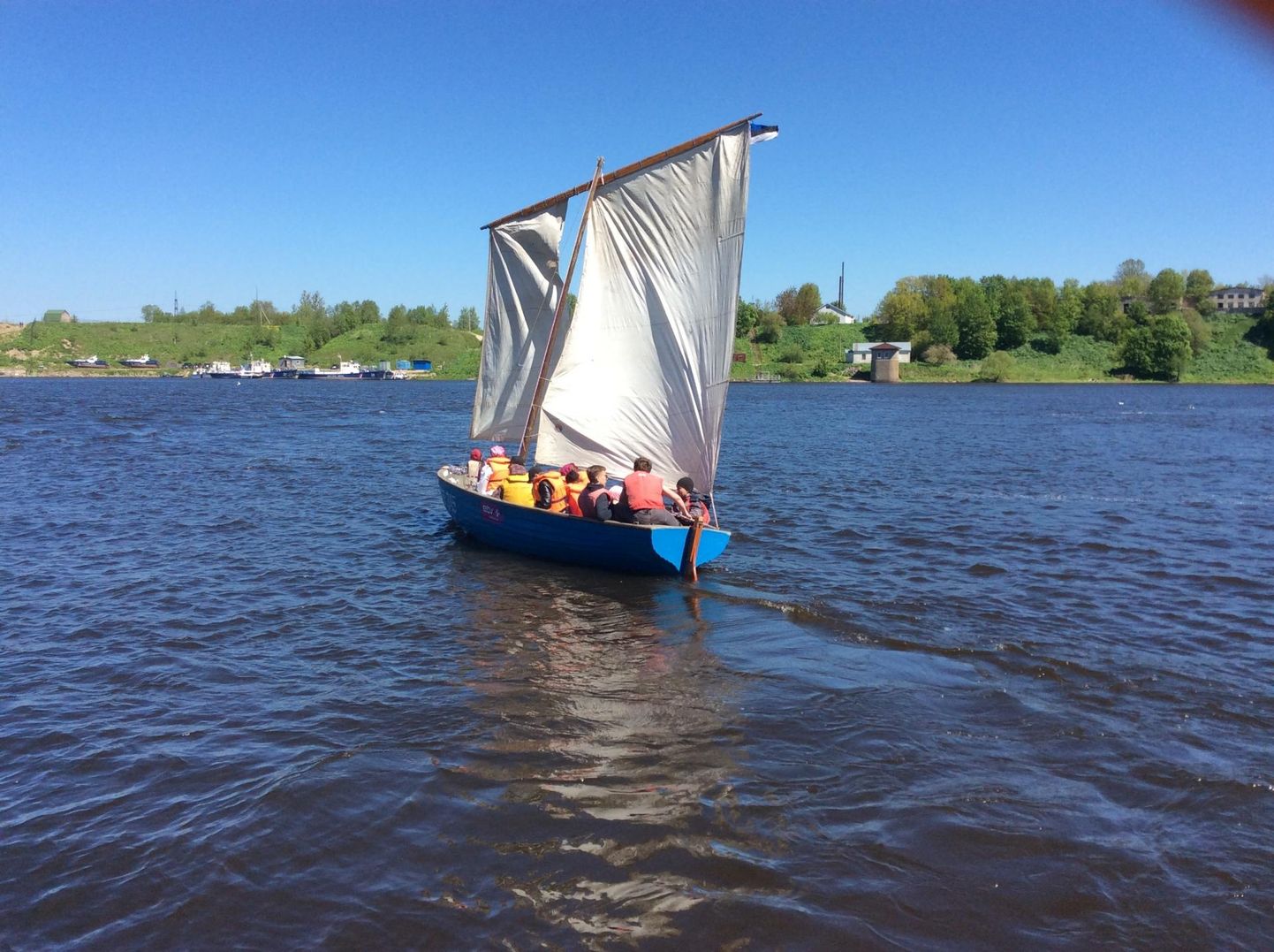 Narva Noorte Meremeeste klubi luup purjetab Narva jõel.