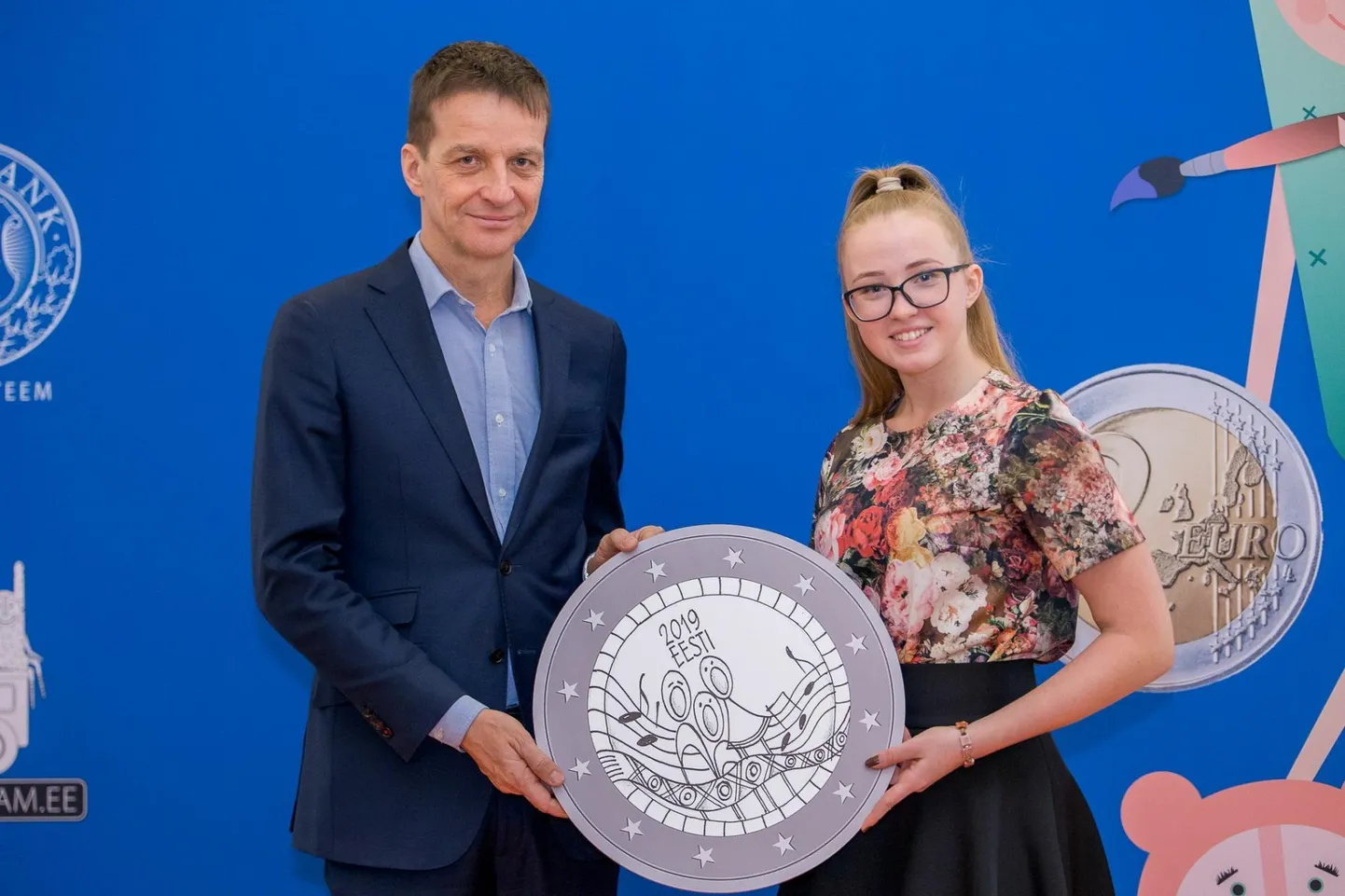 Laulupeomündi kujunduskonkursi võitja Grete-Lisette Gulbis aastal 2018 koos tollase Eesti Panga presidendi Ardo Hanssoniga.