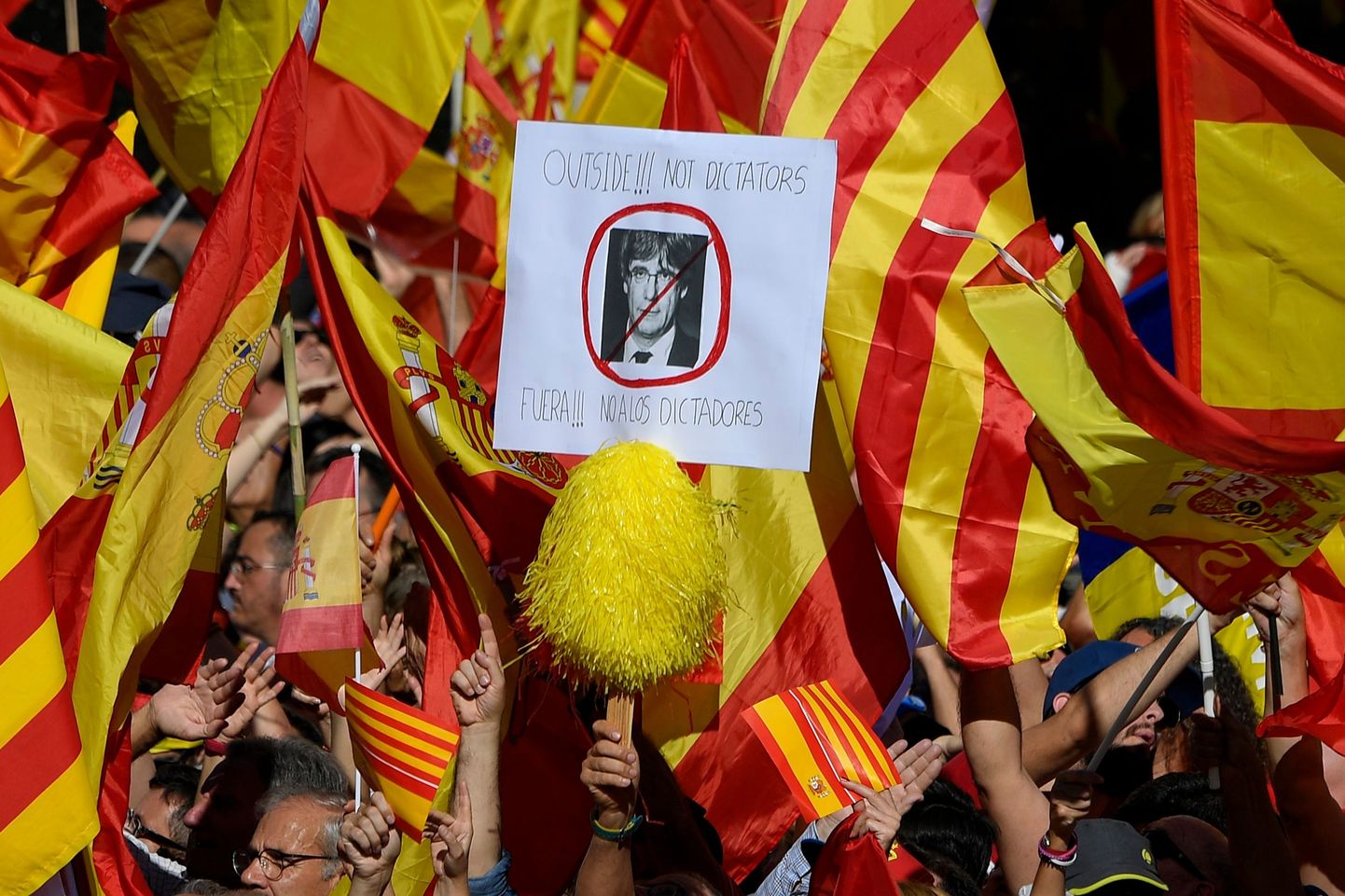 Kataloonia pealinnas Barcelonas korraldati Hispaania ühtsuse toetamiseks meeleaaldus, millest võttis osa tuhandeid inimesi.