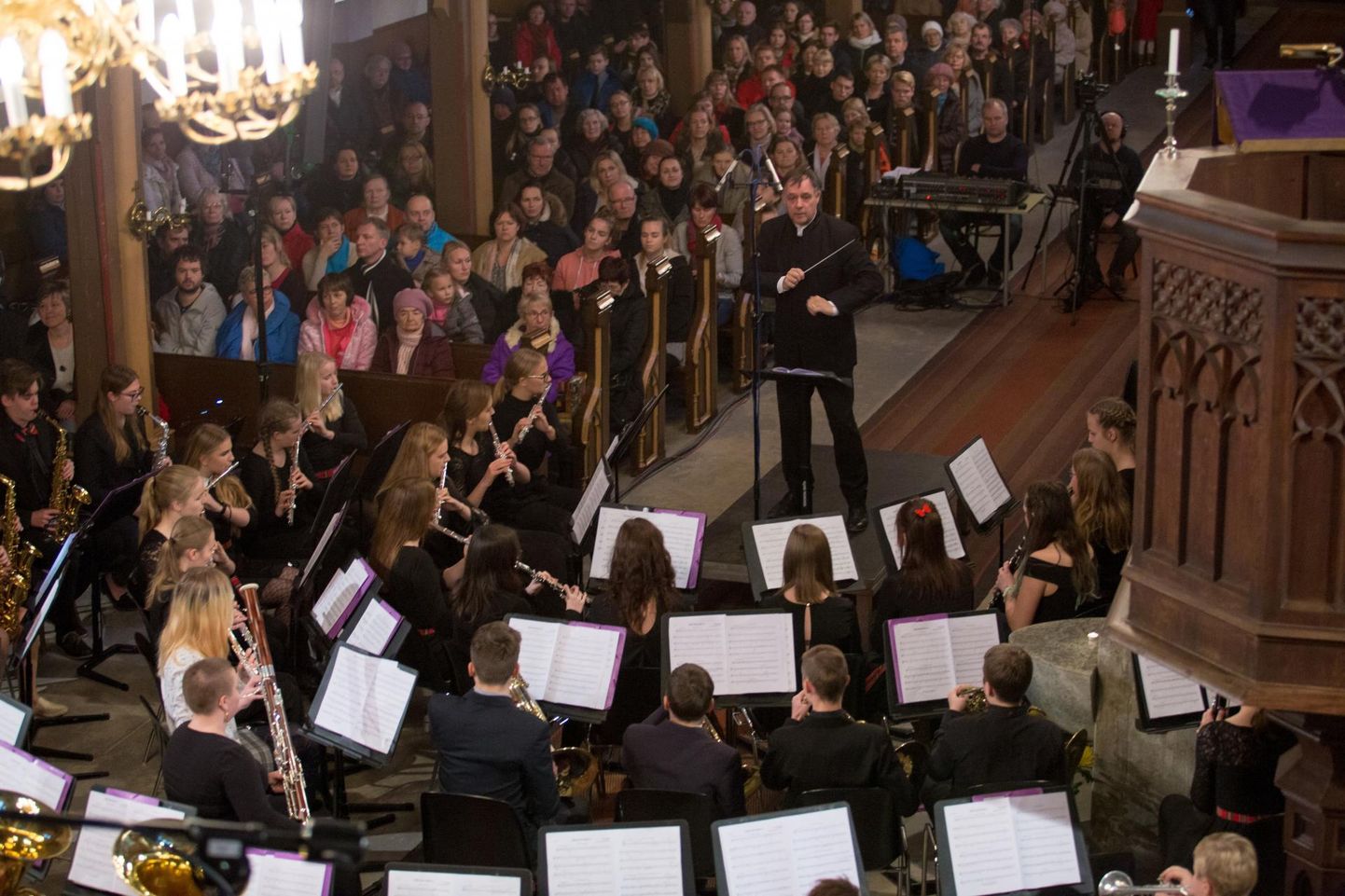Viljandi muusikakooli õpilased annavad Pauluse kirikus traditsioonilise jõulukontserdi.
