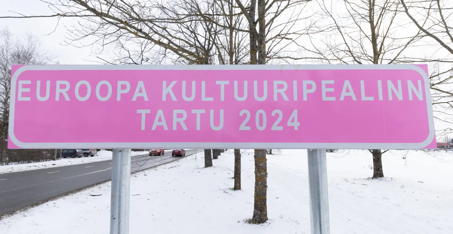 Euroopa kultuuripealinna aastal tervitasid Tartusse tulevaid inimesi roosad teavitussildid.