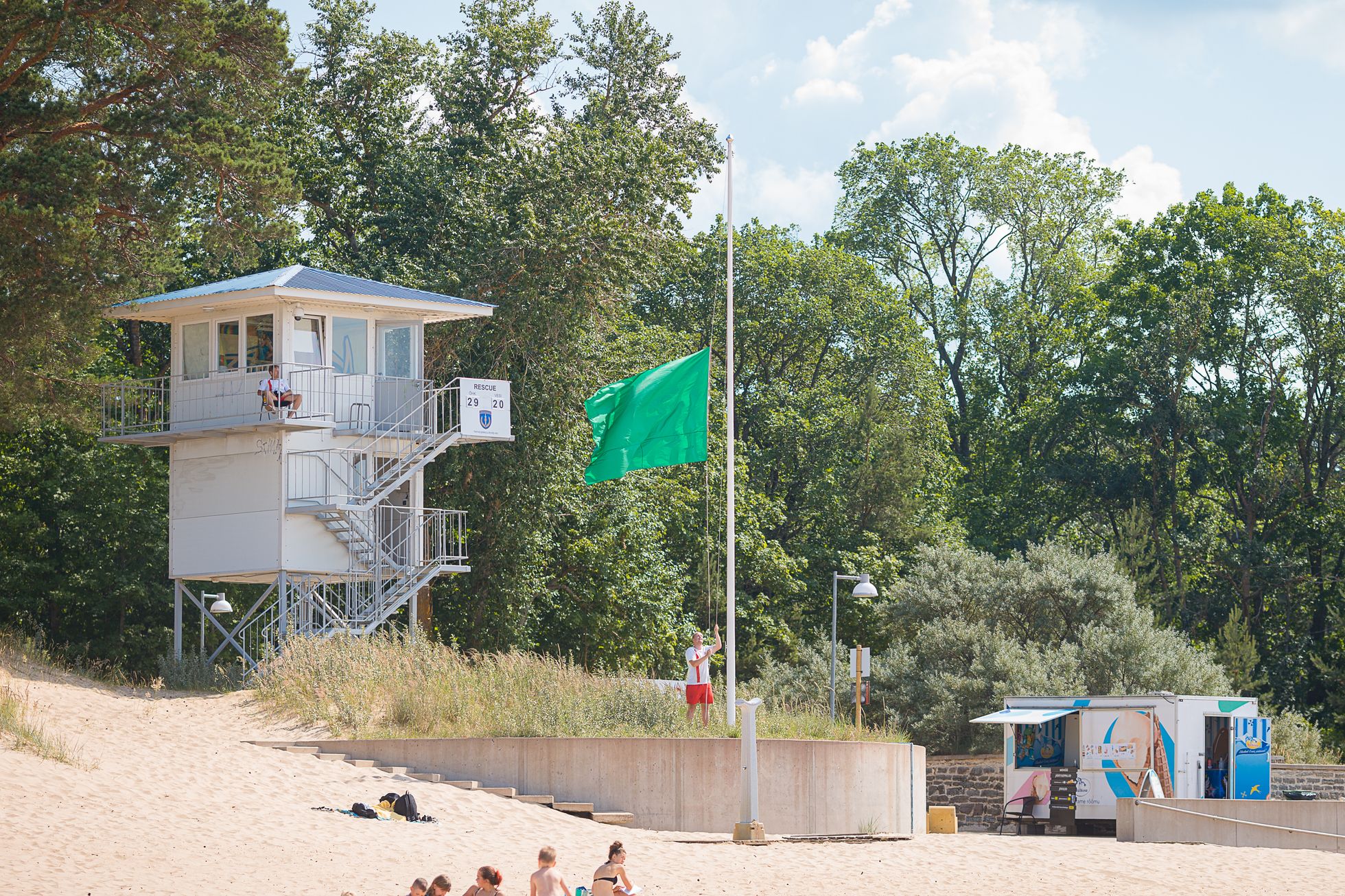 Keset randa kõrgub vetelpäästetorn ühes infotabloo ja lipuga.